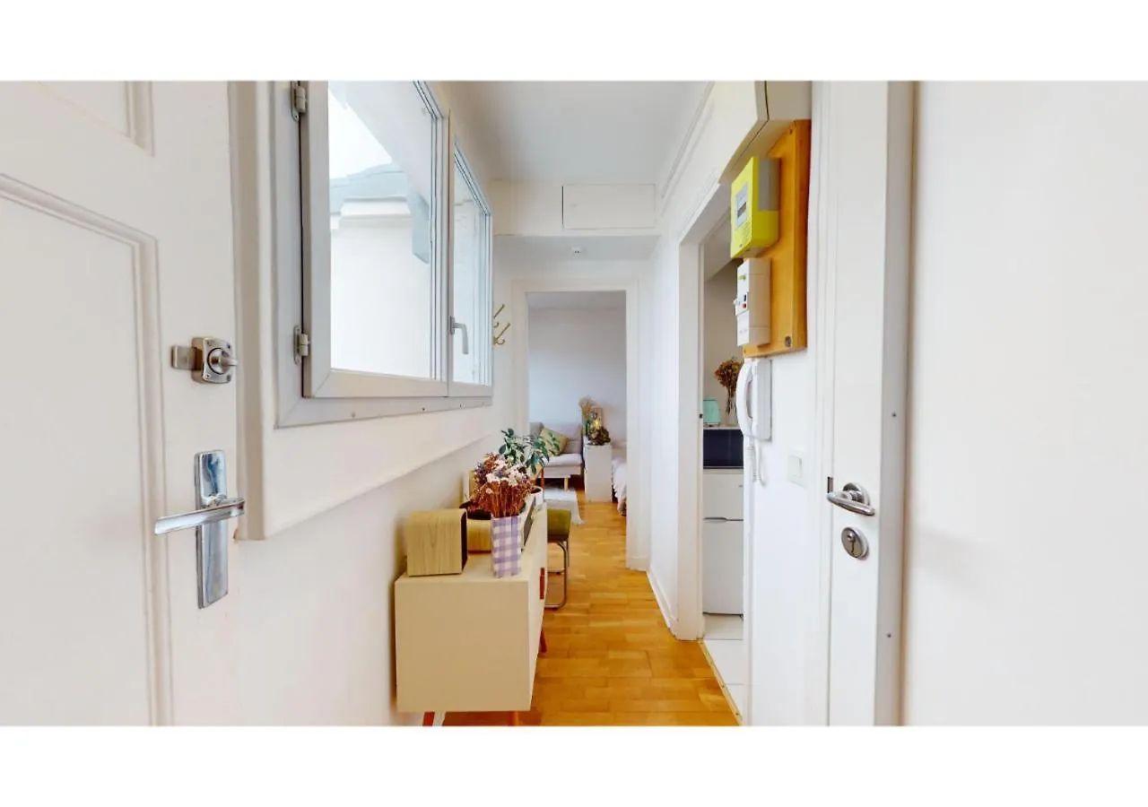 Апартаменты Joivy Charming Studio With Eiffel Tower View